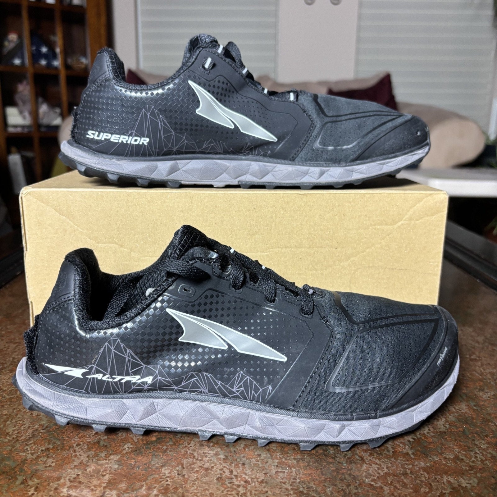 Altra Superior 4 Mens Size 10.5 Black Grey Trail Running Athletic Shoes Sneakers