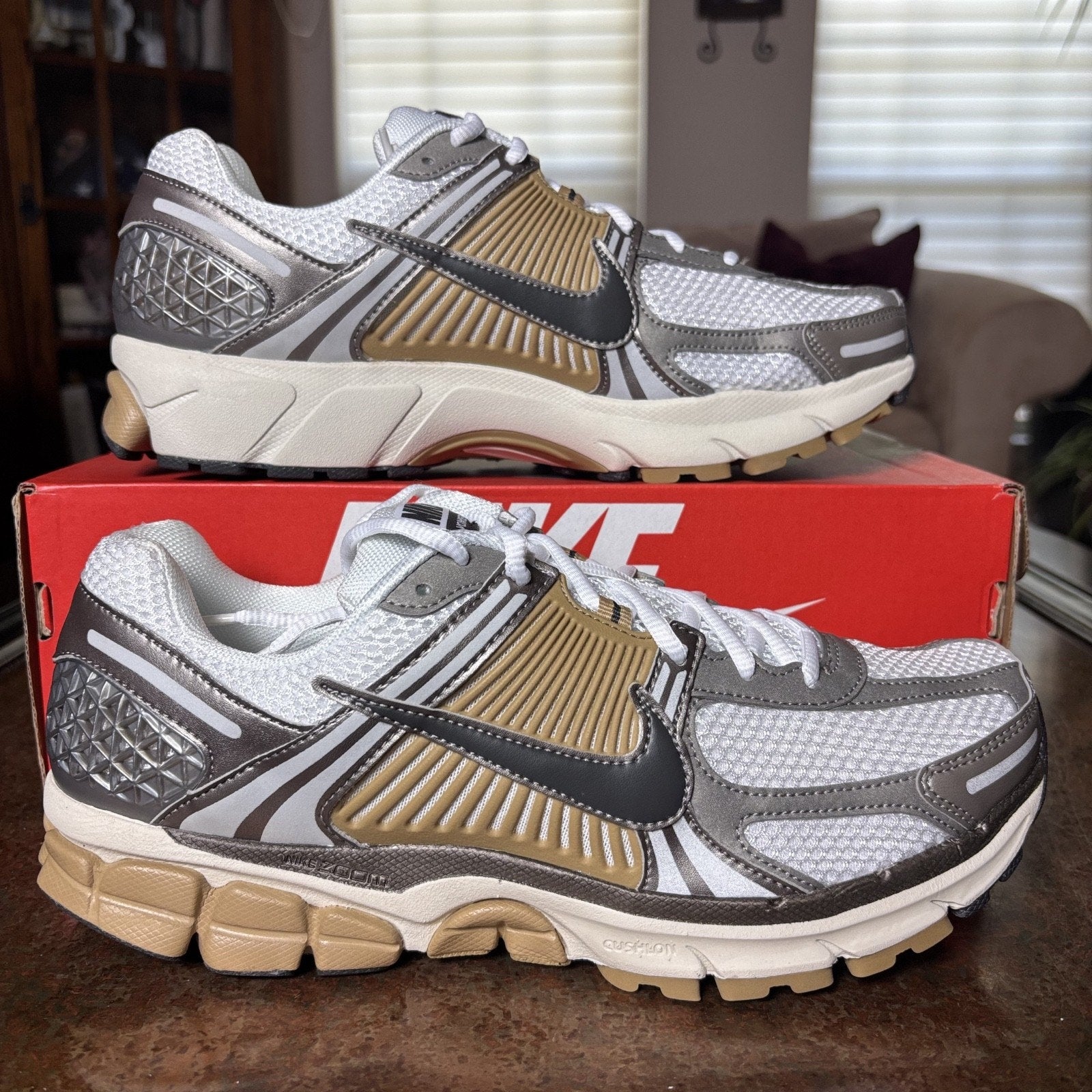 Nike Zoom Vomero 5 Shoes Mens 10.5 White Metallic Silver Beige Athletic Sneakers