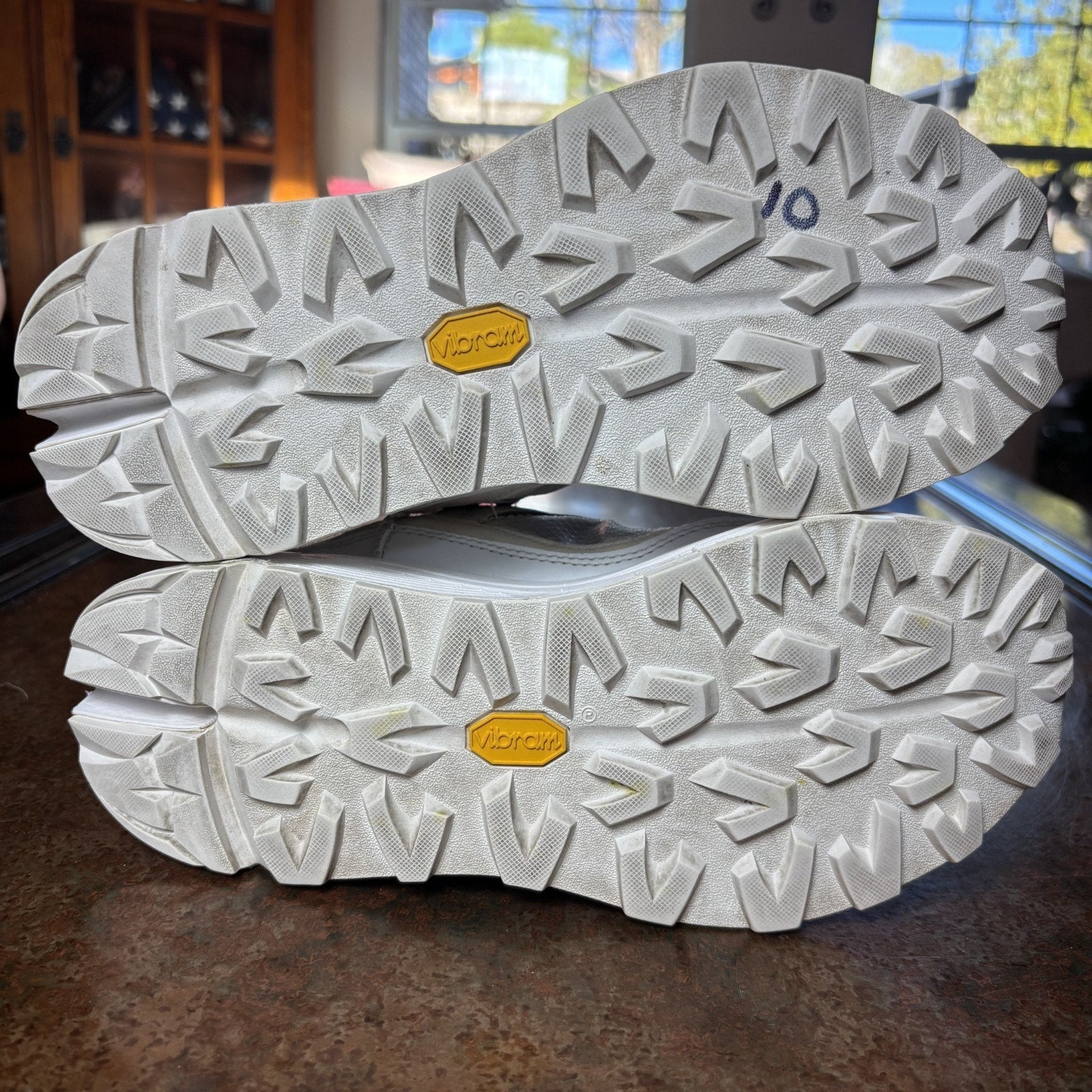 UGG Miwo Trainer Low Mono Shoes Women's 8 White Grey Insulated Outdoor Sneakers