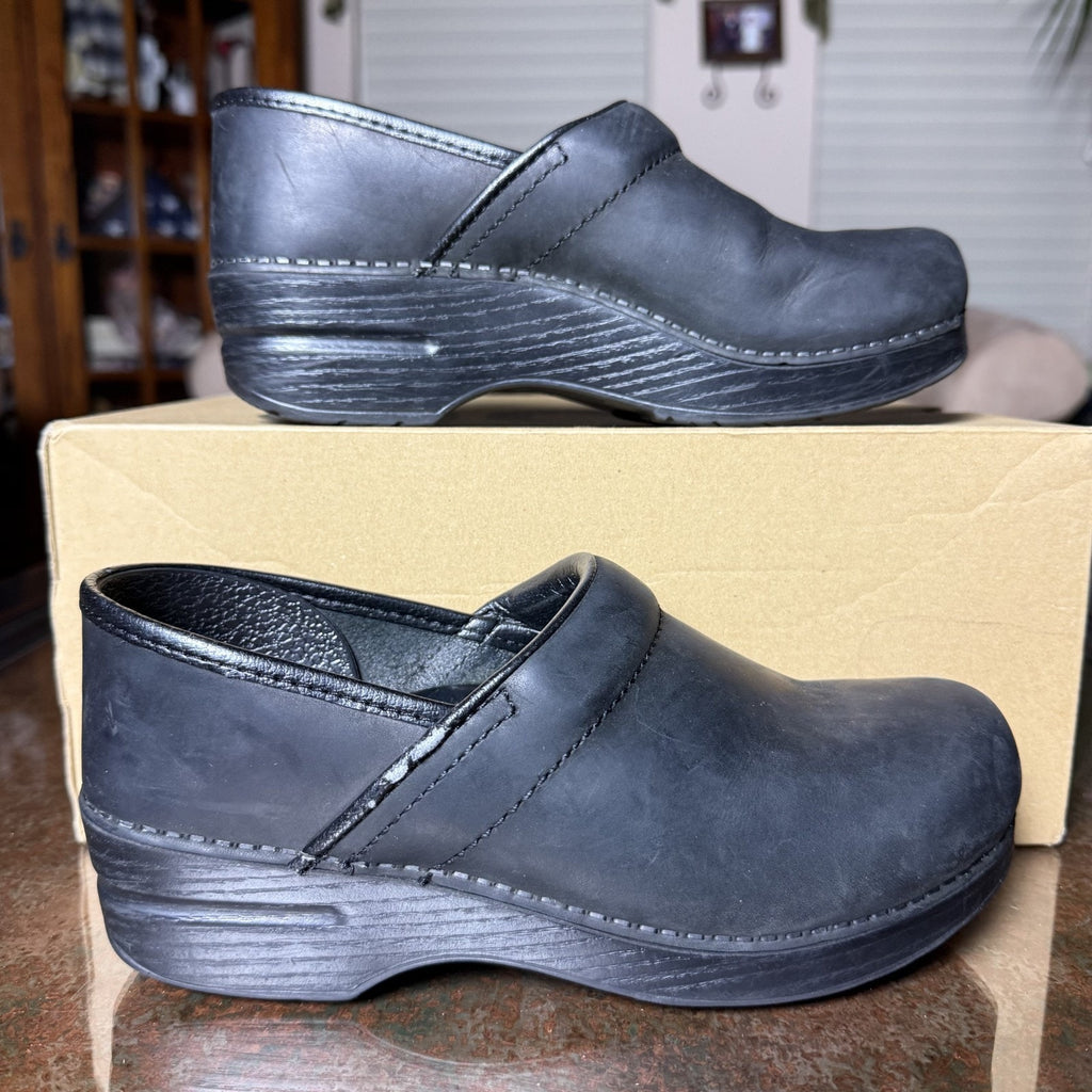 Dansko Professional Clogs Women's 8 Black Slip On Casual Lifestlye Leather Shoes