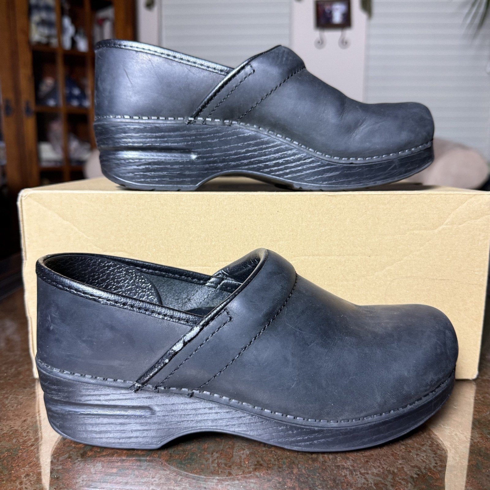 Dansko Professional Clogs Women's 8 Black Slip On Casual Lifestlye Leather Shoes