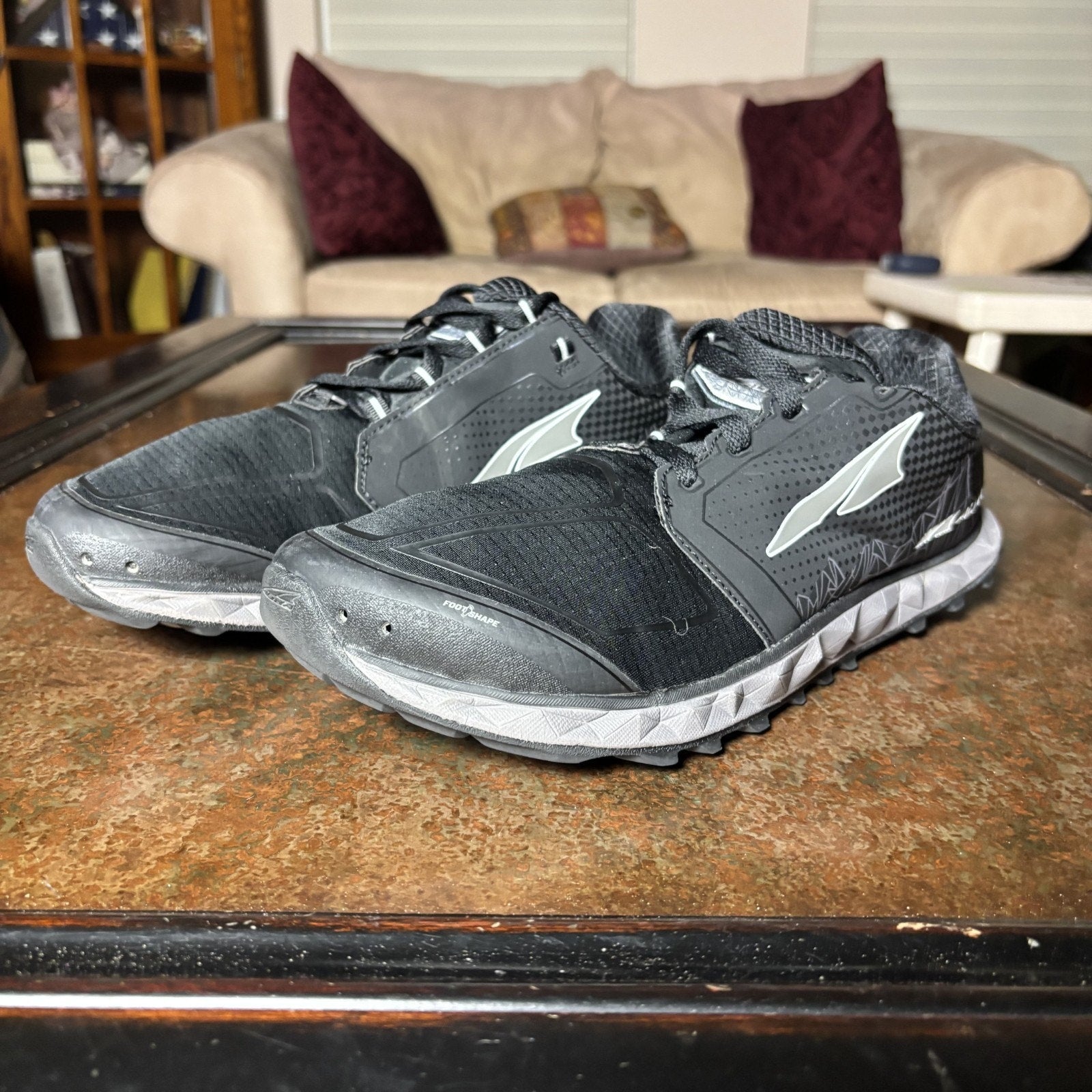 Altra Superior 4 Mens Size 10.5 Black Grey Trail Running Athletic Shoes Sneakers
