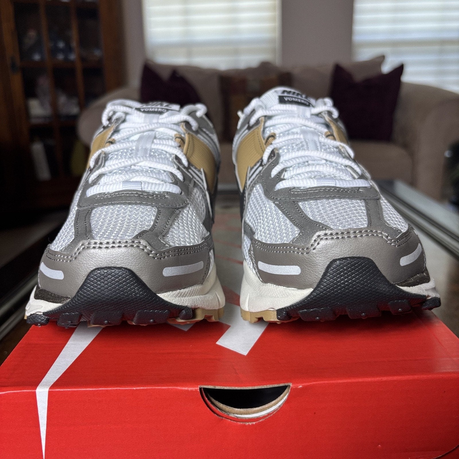 Nike Zoom Vomero 5 Shoes Mens 10.5 White Metallic Silver Beige Athletic Sneakers