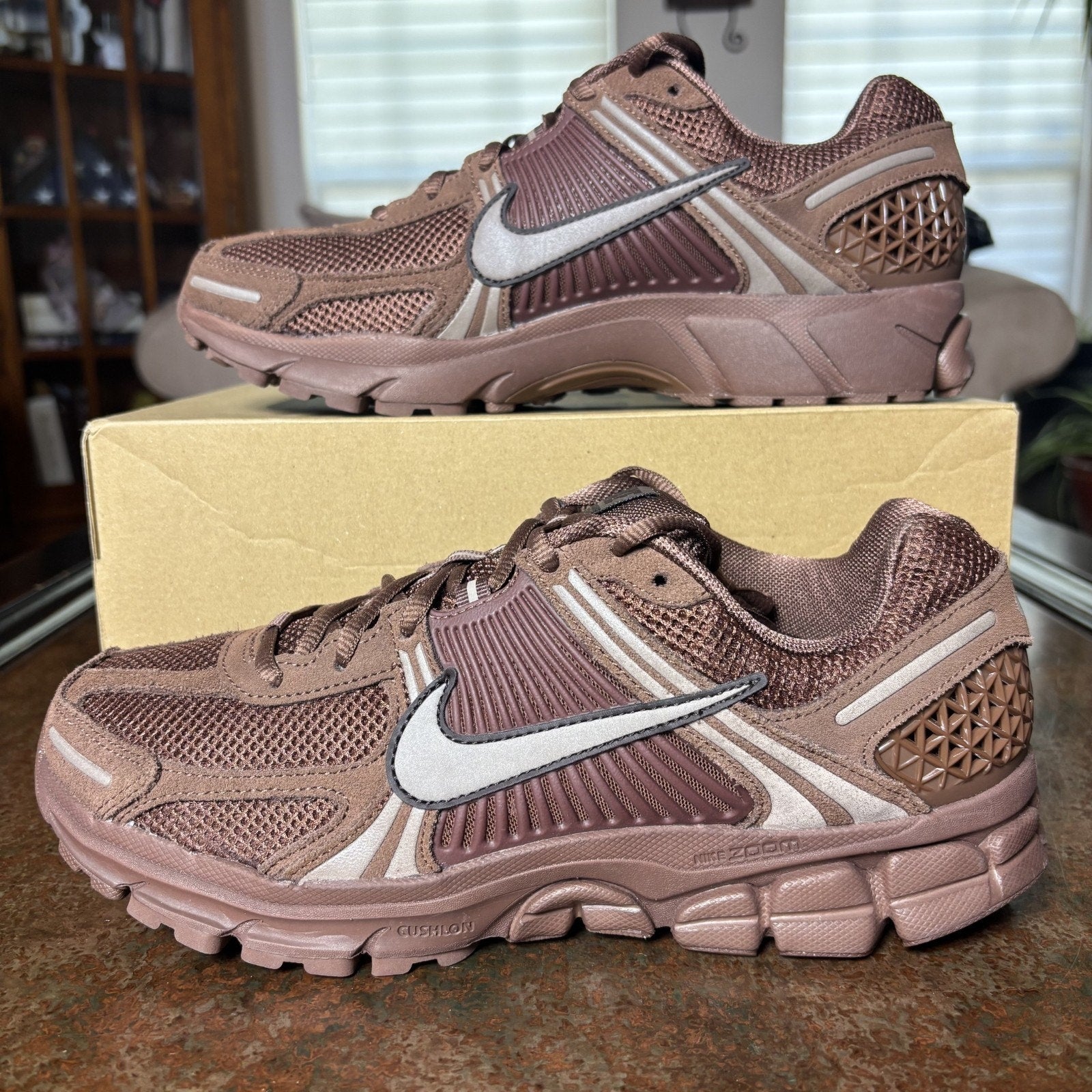 Nike Zoom Vomero 5 Shoes Mens Size 10.5 Brown Athletic Running Comfort Sneakers