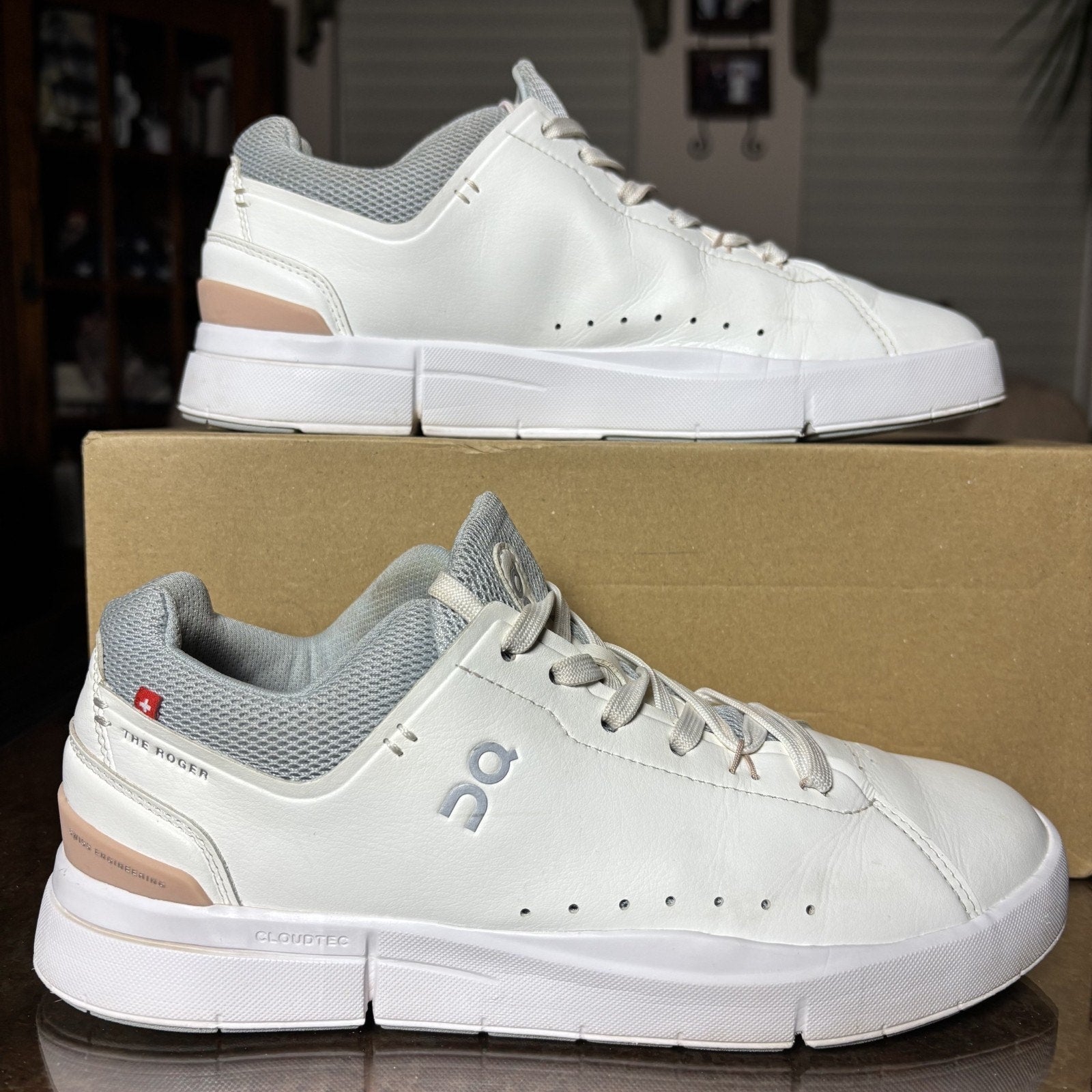 On The Roger Advantage Shoes Womens 8 White Tennis Pickleball Court gym Sneakers