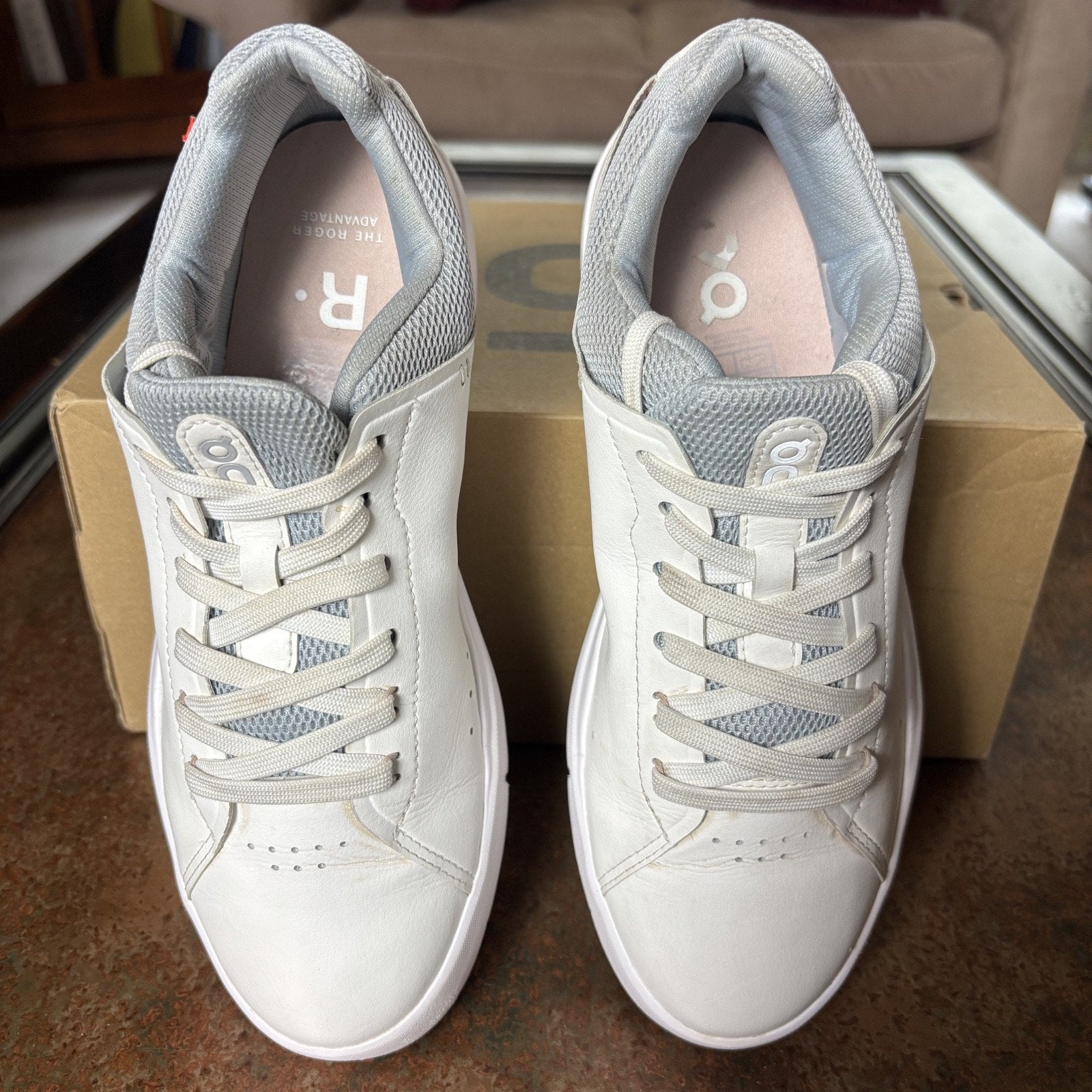 On The Roger Advantage Tennis Shoes Womens Size 8 White Lifestyle Cloud Sneakers