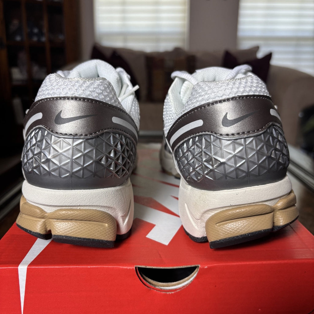 Nike Zoom Vomero 5 Shoes Mens 10.5 White Metallic Silver Beige Athletic Sneakers