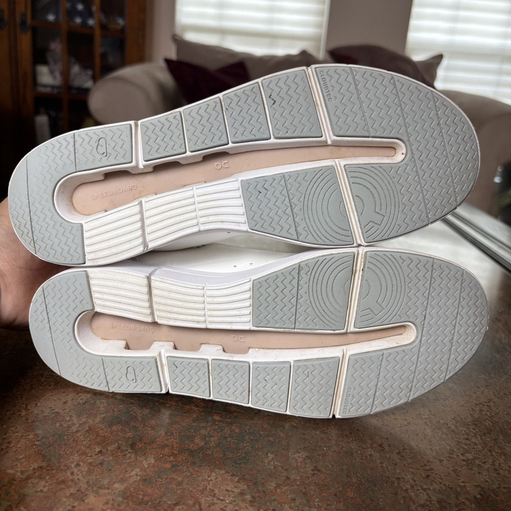 On The Roger Advantage Tennis Shoes Womens Size 8 White Lifestyle Cloud Sneakers