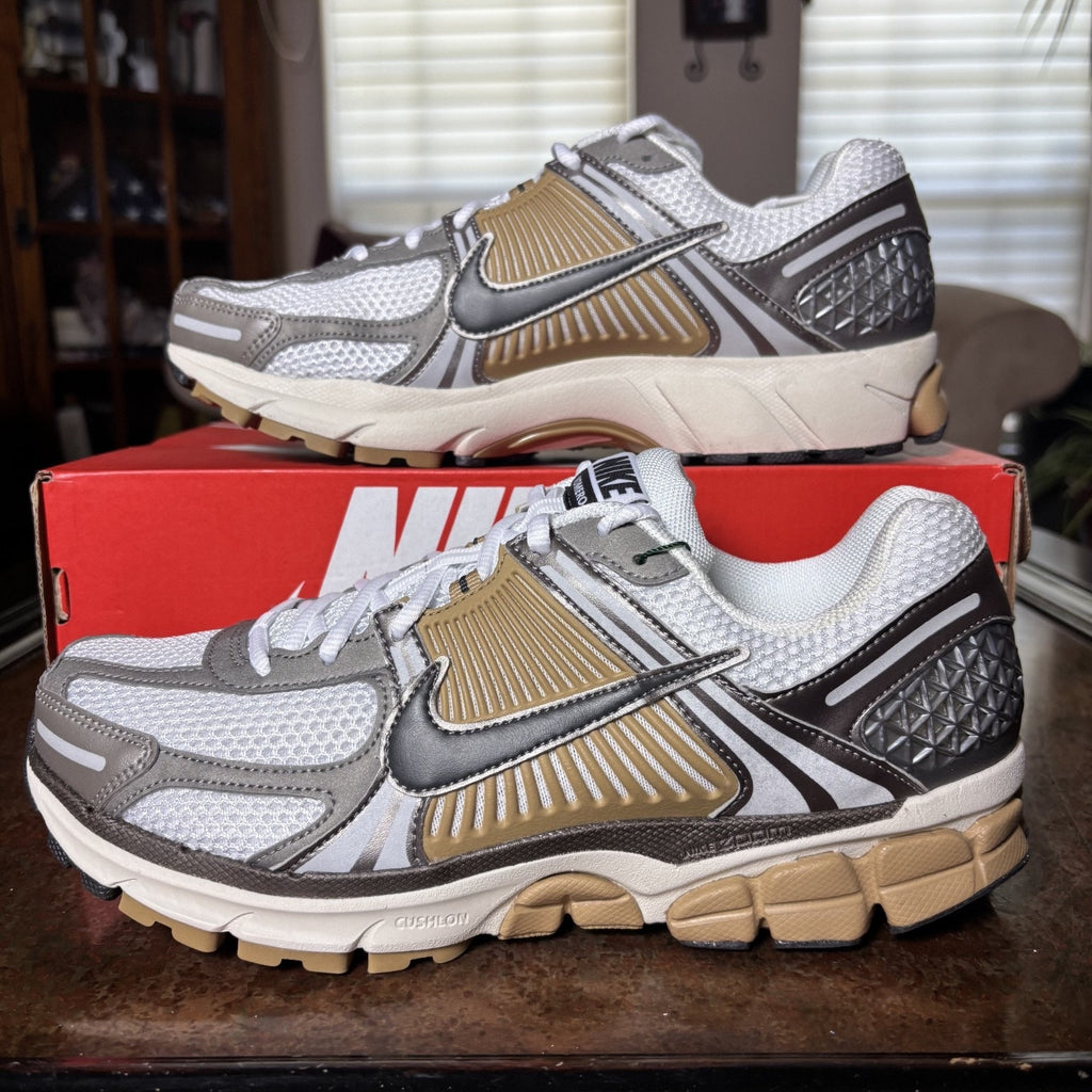Nike Zoom Vomero 5 Shoes Mens 10.5 White Metallic Silver Beige Athletic Sneakers
