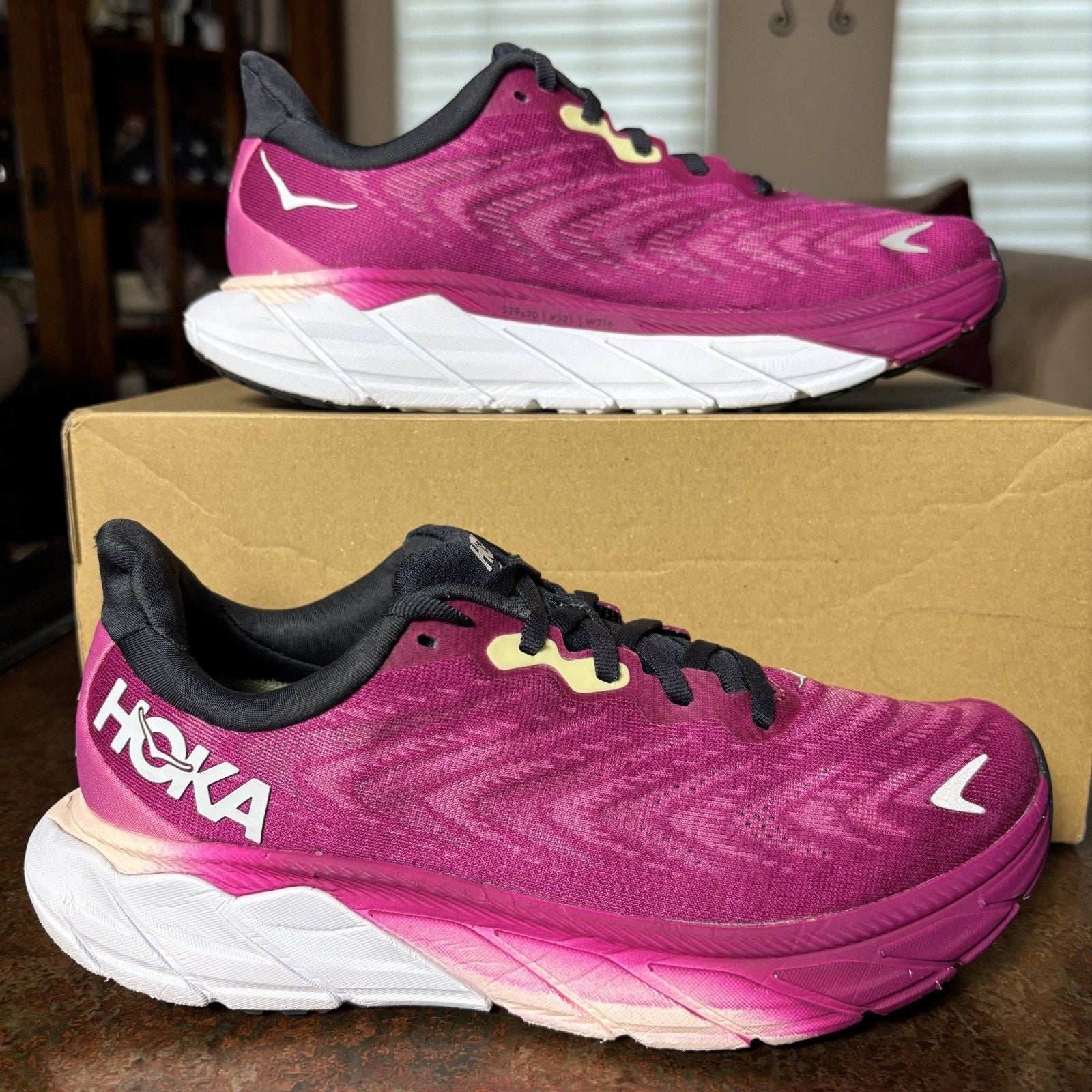 Hoka One One Arahi 6 Women's Size 7.5 Pink Athletic Road Running Shoes Sneakers