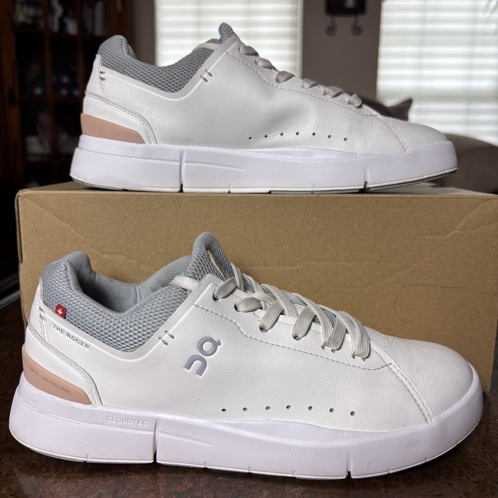 On The Roger Advantage Tennis Shoes Womens Size 8 White Lifestyle Cloud Sneakers