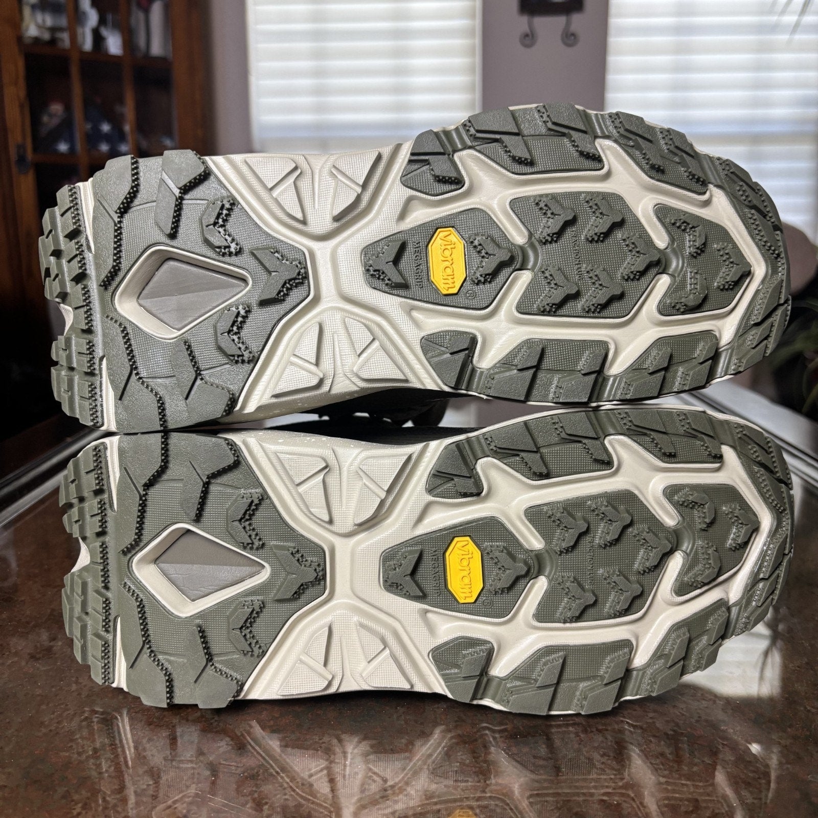 Hoka One One Kaha 2 Frost GTX Hiking Boots Mens Size 9.5 Green Outdoor Insulated