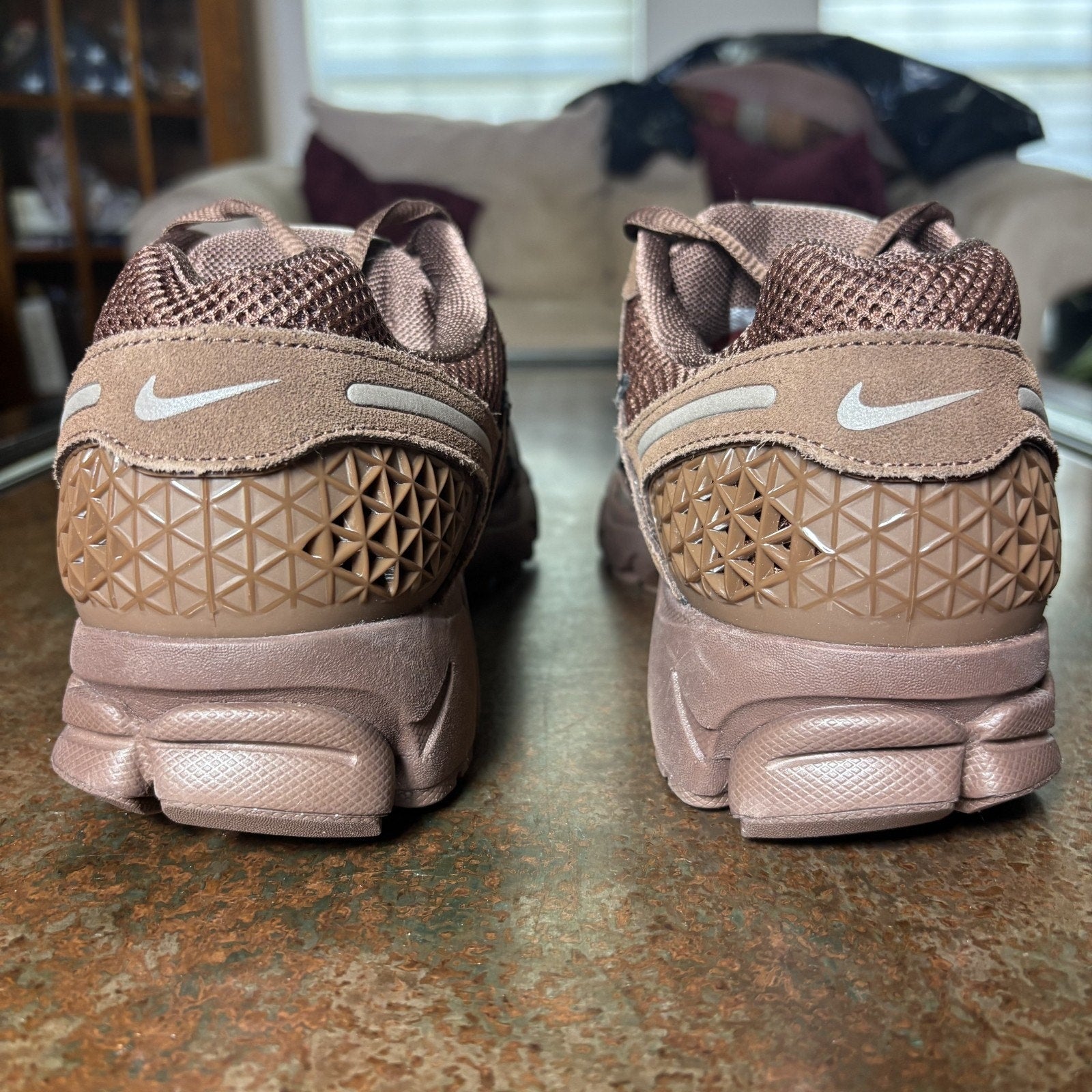 Nike Zoom Vomero 5 Shoes Mens Size 10.5 Brown Athletic Running Comfort Sneakers