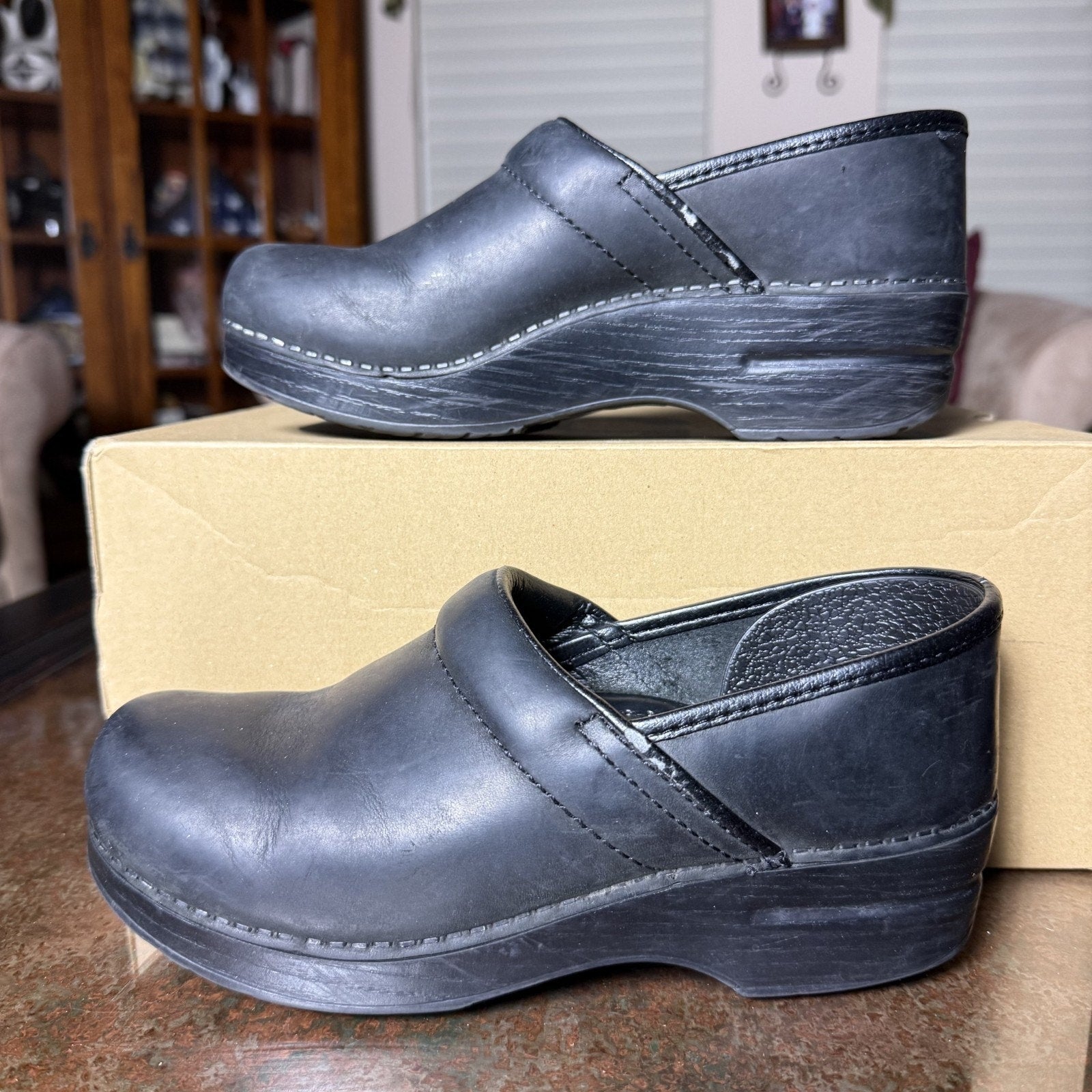 Dansko Professional Clogs Women's 8 Black Slip On Casual Lifestlye Leather Shoes