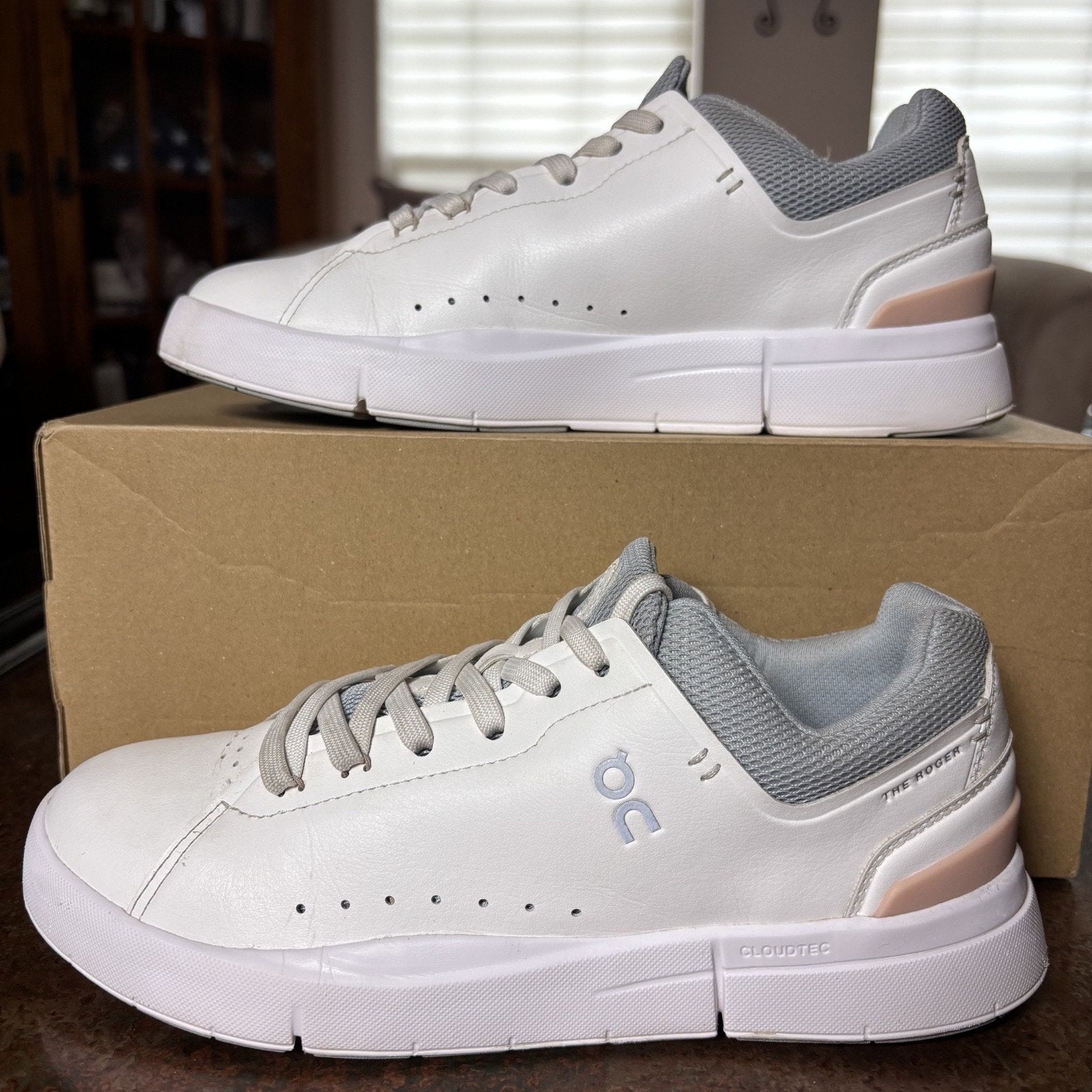 On The Roger Advantage Tennis Shoes Womens Size 8 White Lifestyle Cloud Sneakers