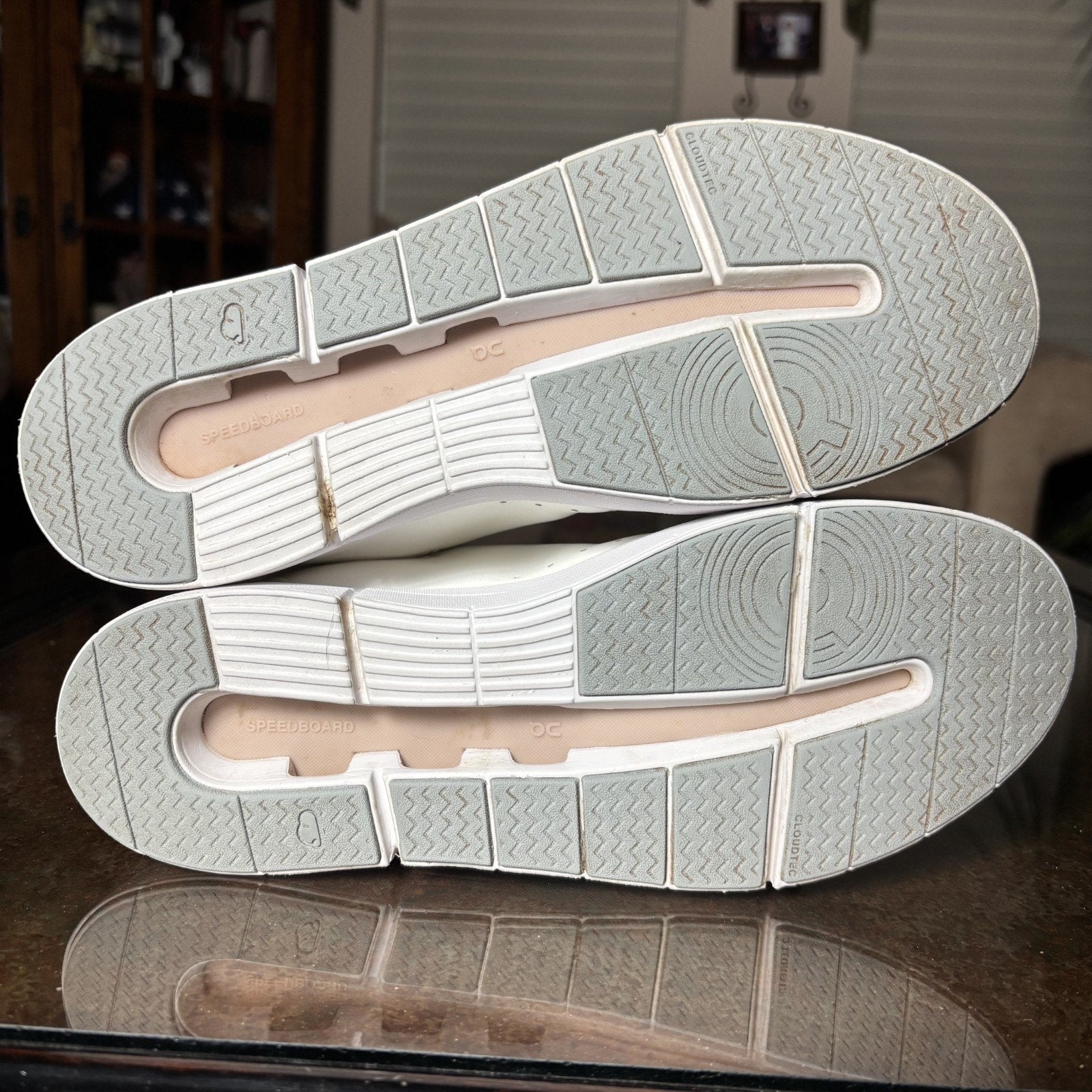 On The Roger Advantage Shoes Womens 8 White Tennis Pickleball Court gym Sneakers