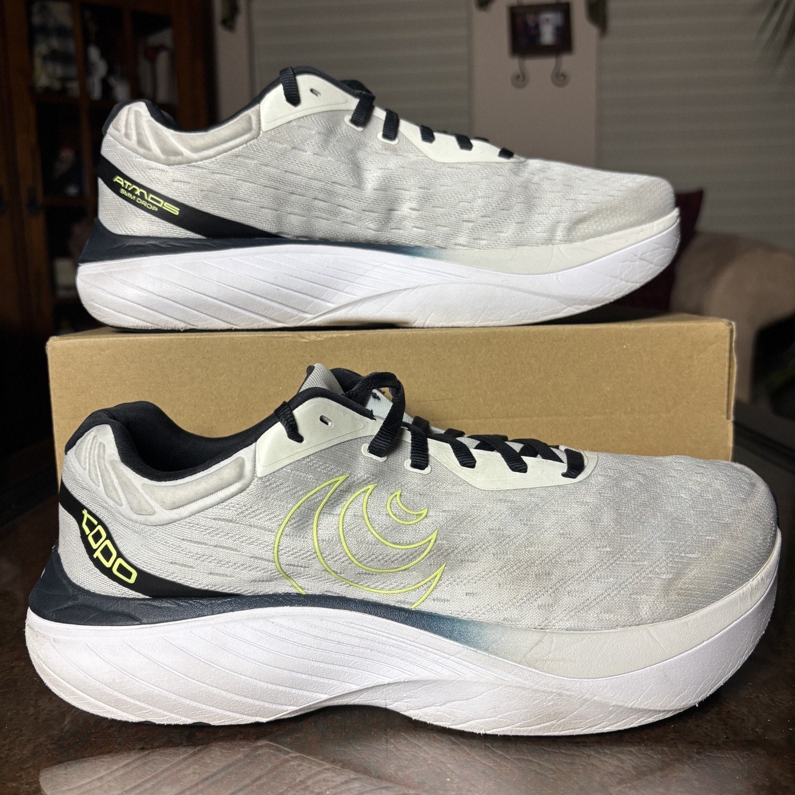 Topo Athletic Atmos Shoes Mens Size 10.5 Grey Road Running Cushioned Gym Sneaker